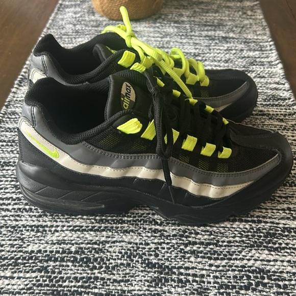 Nike Air Max 95 black volt, Black/Volt/Anthracite/Smoke Grey size 6.5 youth - Picture 3 of 6